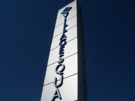 Pylon type signs